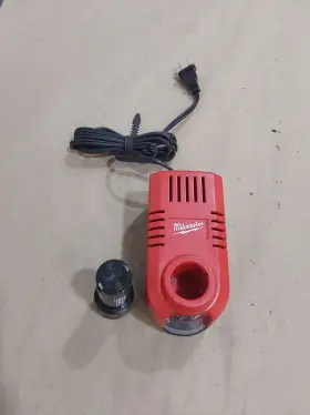 48-11-0490 MILWAUKEE Battery Charger